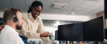 IT support team helping client with IT issue